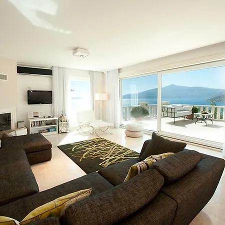 Villa Sleeps 16 *