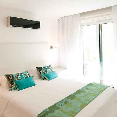 Villa Sleeps 16 *