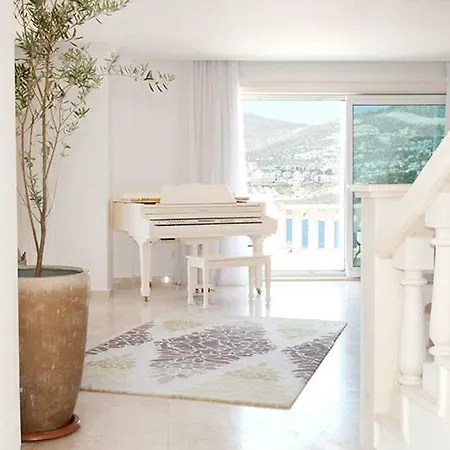 Villa Sleeps 16
